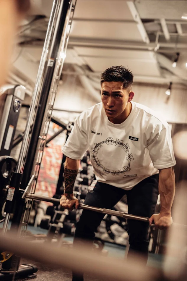 T-shirt en coton ample, col rond, demi-manches, imprimé fin. Légère et respirante, idéale pour l'été et un confort optimal au quotidien.