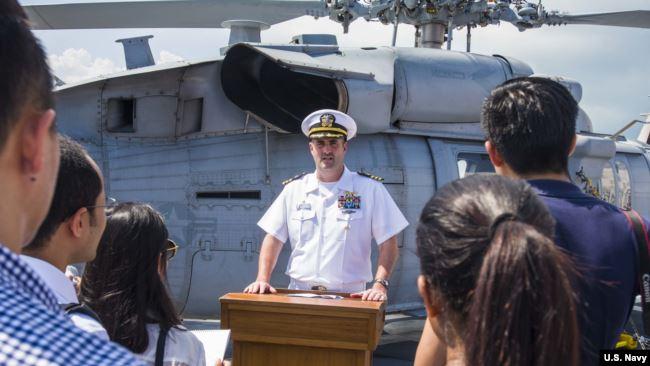 美国“蒙哥马利号”濒海战舰(USS Montgomery)舰长爱德华·罗索(Edward Rosso)2019年7月8日在新加坡接待媒体采访(美国海军图片)