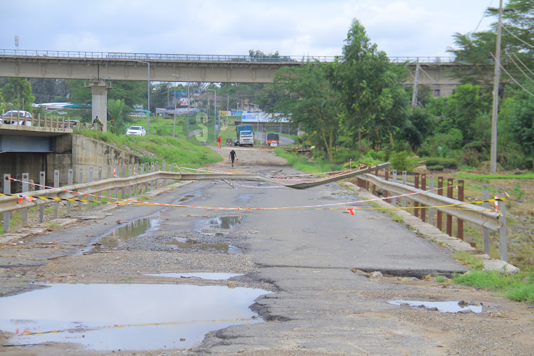 The old Athi River bridge closed by KENHA after being weakened by the ongoing heavy rains.