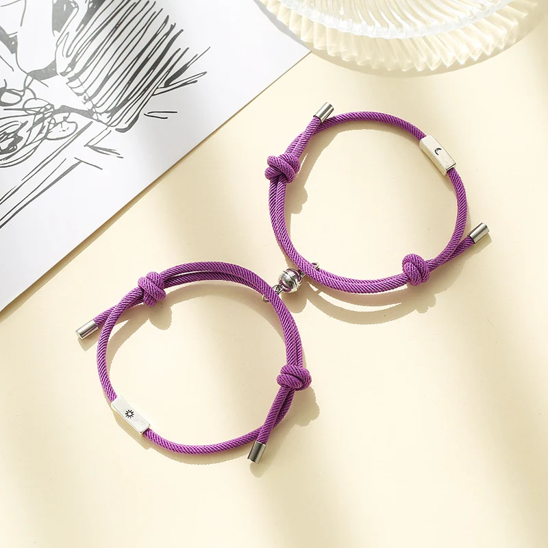 Legering Zonne- en Maan-koppelarmbanden Een paar. Perfect cadeau om liefde en verbinding te symboliseren. Uniek en elegant ontwerp.