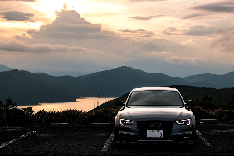 A5 スポーツバックのAudiと美しい景色・マジックアワー・正面写真・箱根に関するカスタム事例の投稿画像10枚目
