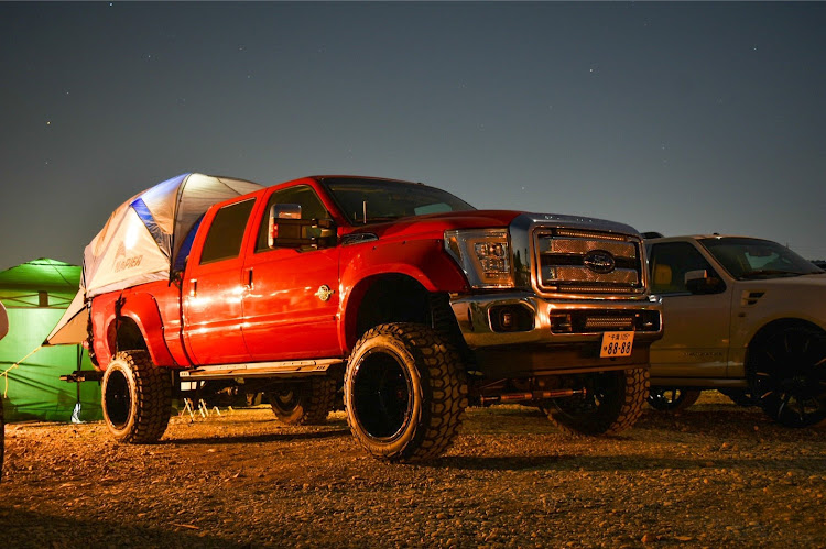 F-350のキャンプ・トラックテント・トラックテントキャンプ・ヒッチキャリア・バイクキャリアに関するカスタム事例の投稿画像1枚目