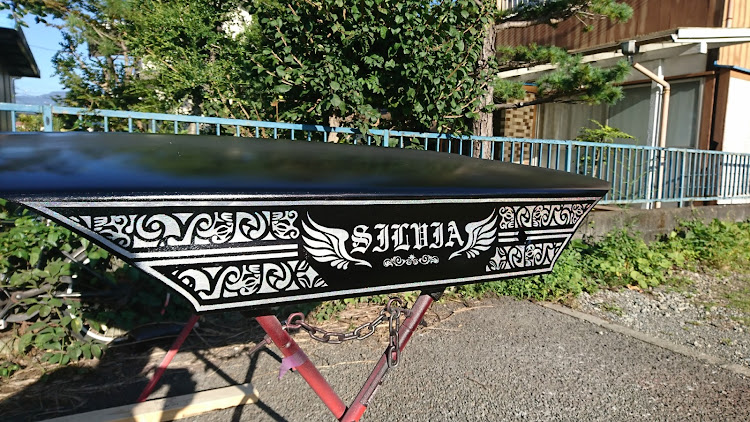 ロードスターのTEAM KSK・グラインダータトゥー・デザイン決めるのにめっちゃ時間かかったw・ラメって撮るのムズい(ФωФ)・実際は結構キラキラしてるんだよー🎵に関するカスタム事例の投稿画像5枚目