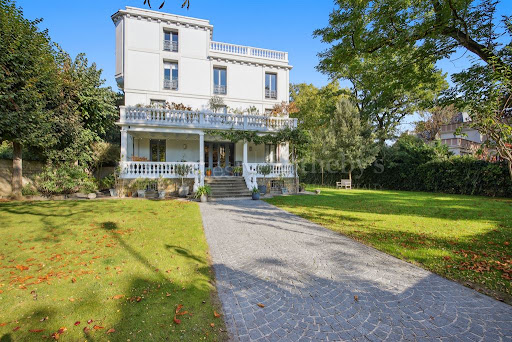 Prestige property for sale in Le Vésinet (78110) - White villa with tree-filled garden and paved driveway