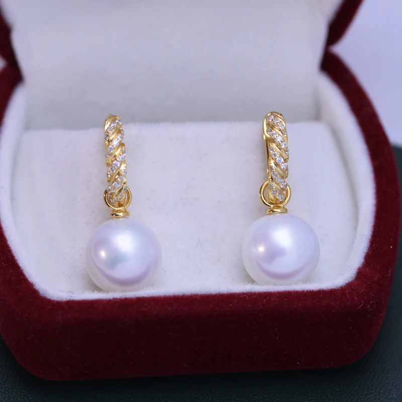 Boucles d'oreilles à clous perles de culture blanches d'eau douce, forme ronde parfaite, forte lumière et micro-défauts fins.