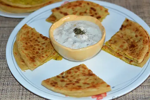 Aloo Paratha With Curd And Pickle