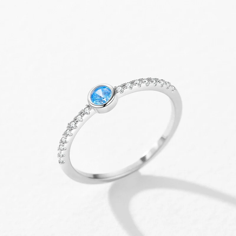 Bague femme en argent sterling avec zircon bleu. Un bijou élégant pour femme. Le cadeau idéal pour ajouter de l'éclat à votre style.