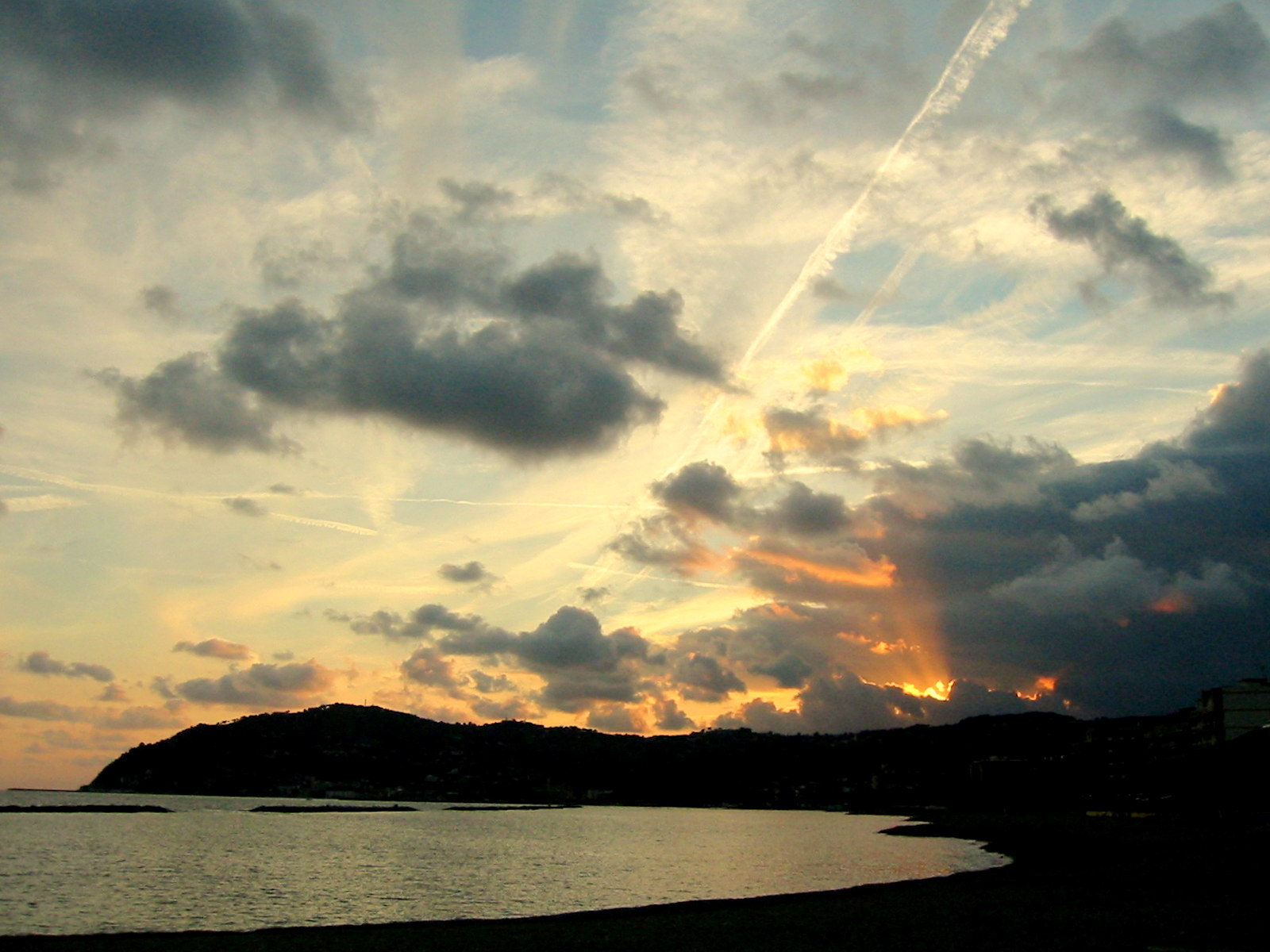 Nuvole e scie nel tramonto di VeraWilma