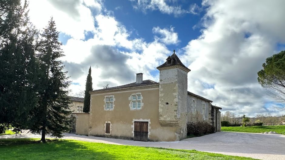 Vente château 11 pièces 322 m² à Auch (32000), 1 945 000 €