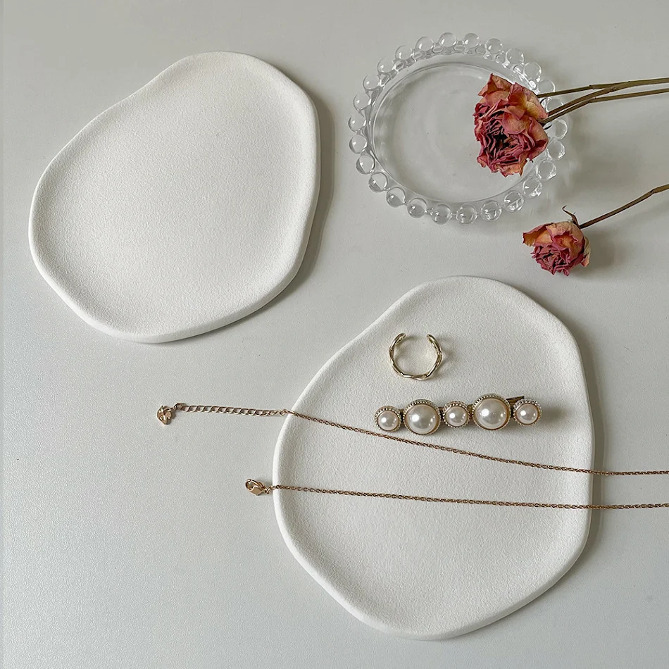 Accessoires photo pour bijoux en forme spéciale. Mettez en valeur vos bijoux avec ces plats uniques pour des photos professionnelles et attrayantes.