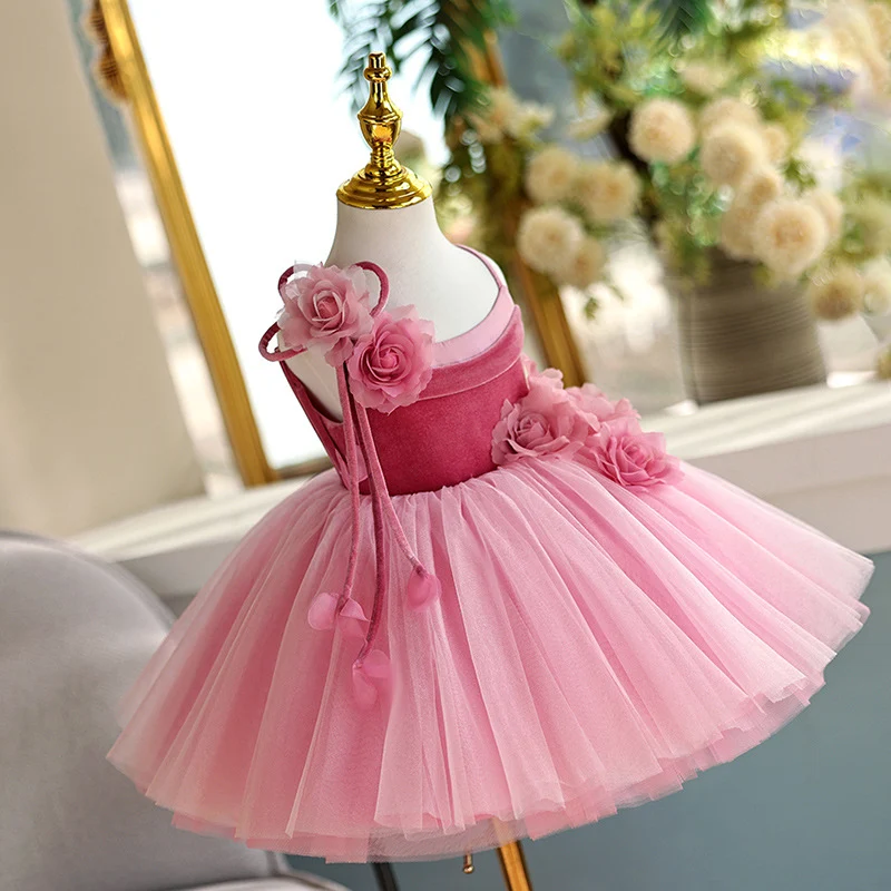 Vestido para primeiro aniversário com tema de piano e apresentação musical. Perfeito para pequenas pianistas e uma festa inesquecível.