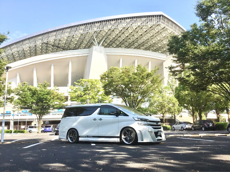 ヴェルファイアの秋の気配・KUHL・密会・やっぱ背景は大切ですねに関するカスタム事例の投稿画像1枚目