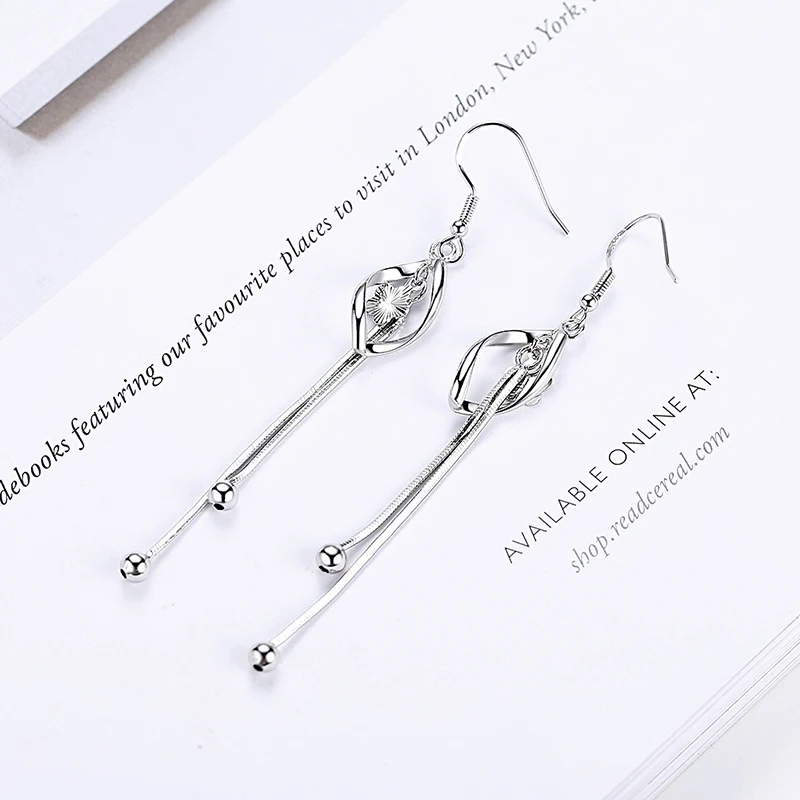 Brincos compridos com borla para mulheres. Brincos de tamanho médio, perfeitos para um visual elegante e moderno. Compre já e arrase!