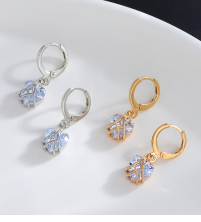 Boucles d'oreilles en zircon cœur, personnalité mode. Clip d'oreille pêche enroulé, pour un style unique et tendance.
