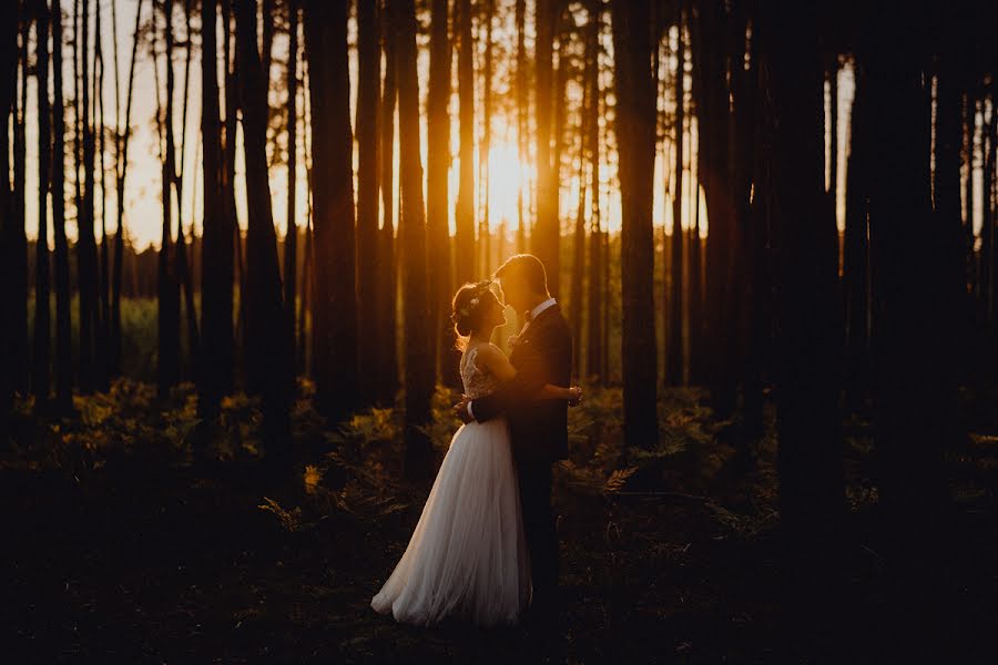 Fotógrafo de casamento Paweł Paśnik (lapaczewspomnien). Foto de 15 de maio 2020