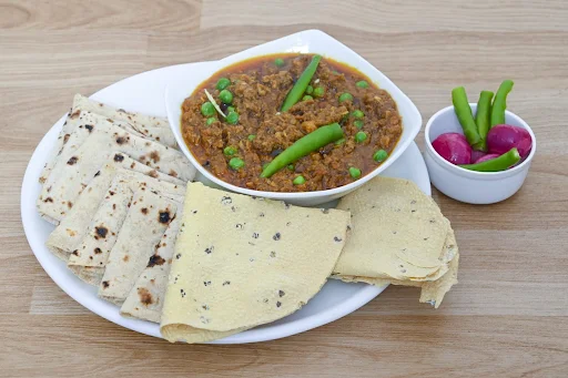 Chicken Keema Matar [500 Grams] With 7 Tawa Butter Roti And 2 Papad