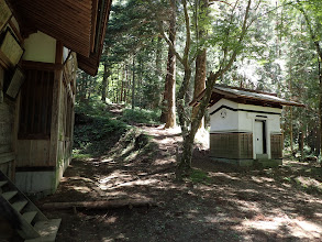 本殿の右奥に登山口