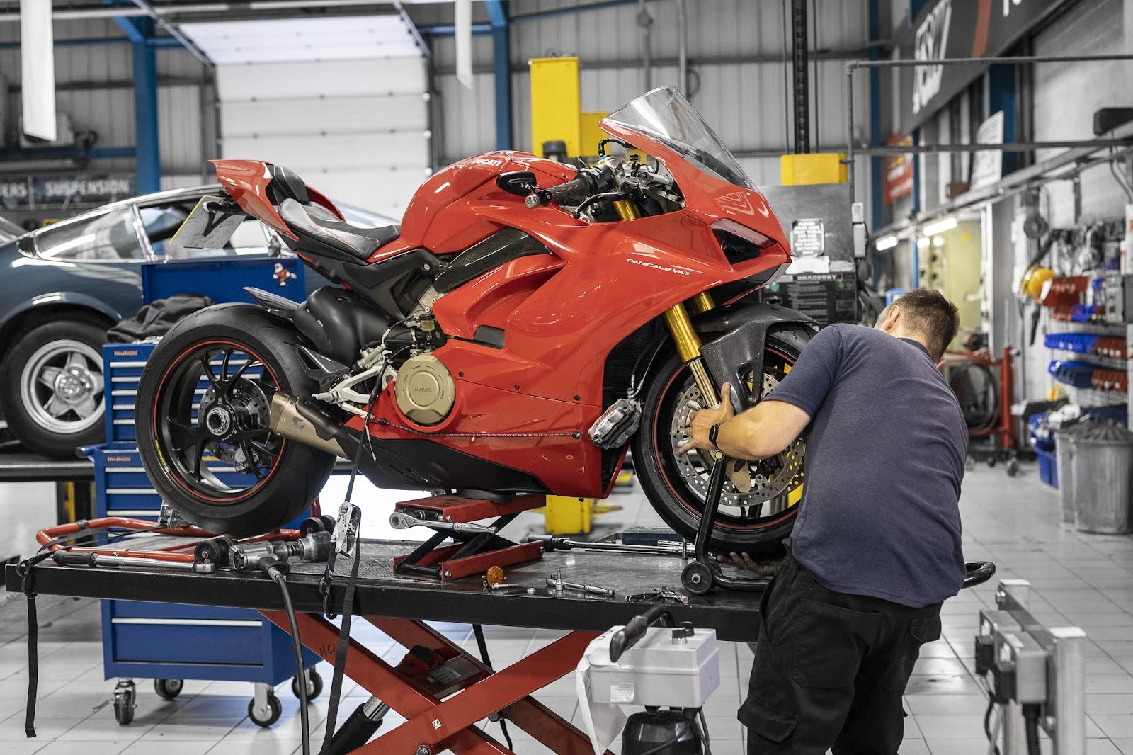 Changing the front tyre on a motorcycle