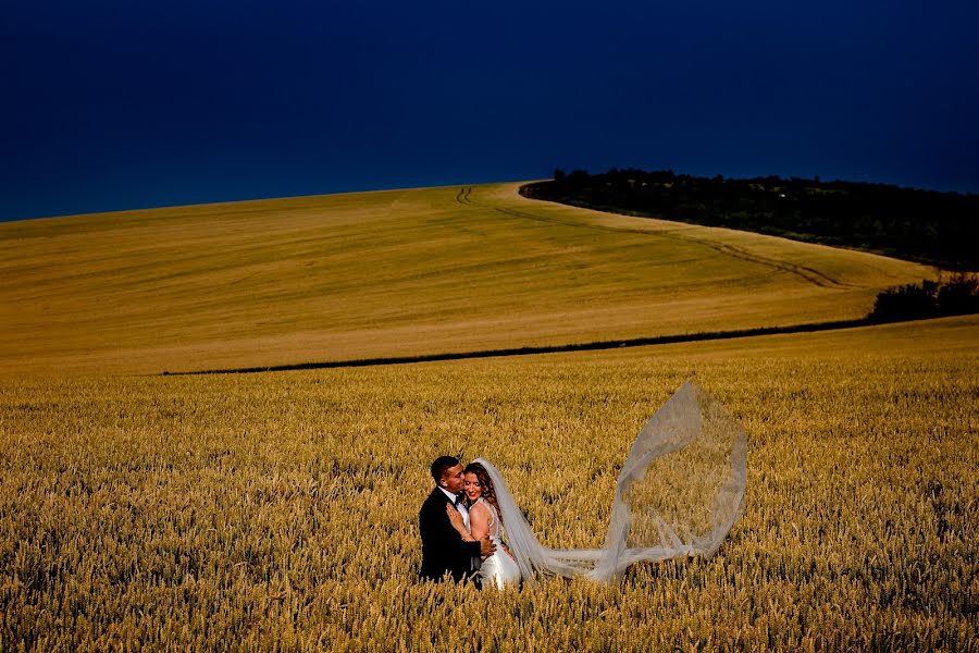 Fotógrafo de casamento Claudiu Negrea (claudiunegrea). Foto de 1 de julho 2019