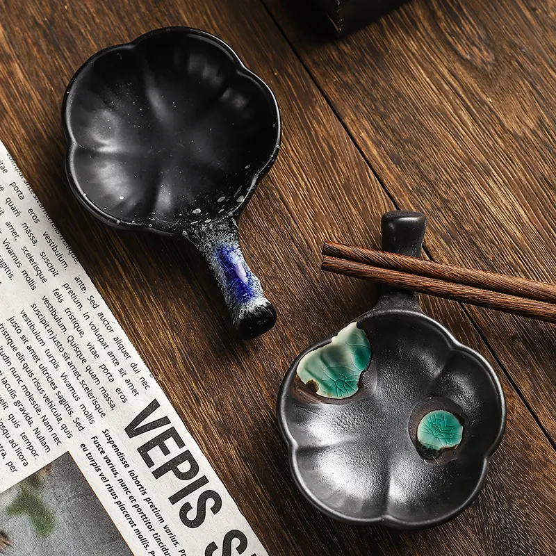 Japanse keramische kruidenschaal voor thuisdineren. Serveer sauzen en specerijen in stijl. Een elegante toevoeging aan elke eettafel.