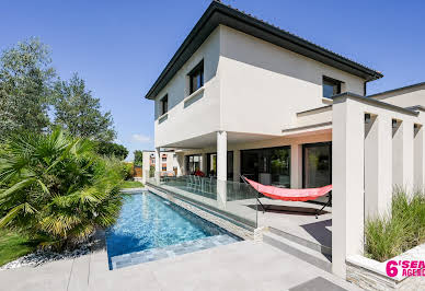 Maison avec piscine et terrasse 1