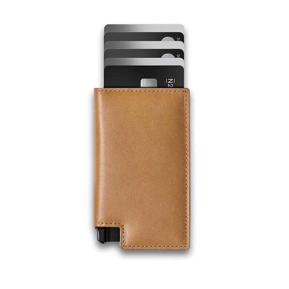 Porte-cartes en métal et cuir de couche supérieure. Protection et style pour vos cartes. Transportez vos cartes essentielles de manière sécurisée et élégante.