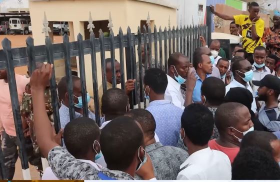 Wajir residents and medical practitioners demonstrating outside the Wajir police station.