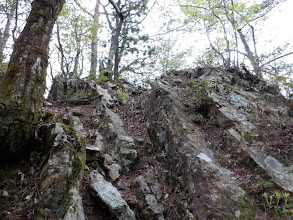 岩場で登山道合流