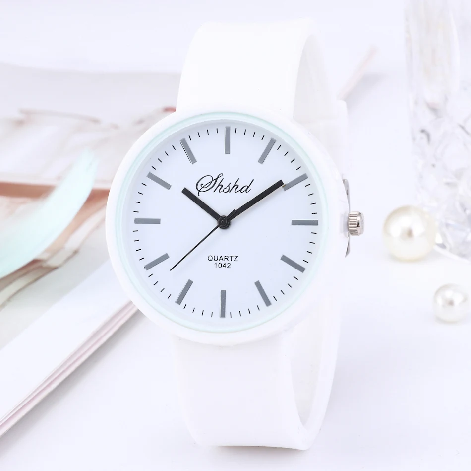 Montre femme Jelly étanche à quartz. Design élégant et résistant, idéale pour les activités aquatiques et le quotidien. Fiabilité et style.