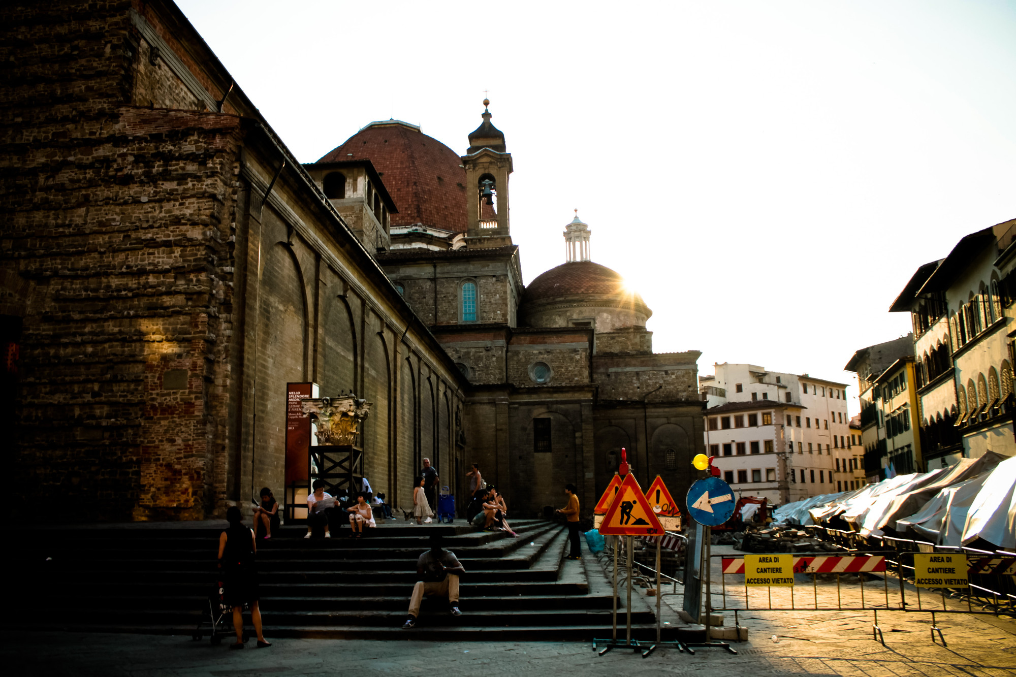 Tramonto e lavori, gente e luci, a San Lorenzo di zaccagnaus