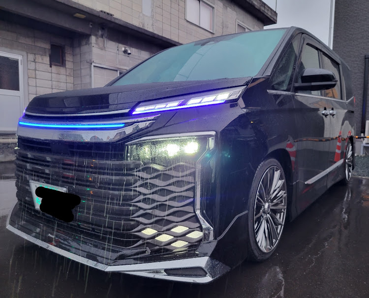 ヴォクシーの青森県ユーザー・90系ヴォクシー　ノア・雨・社外テールランプに関するカスタム事例の投稿画像1枚目