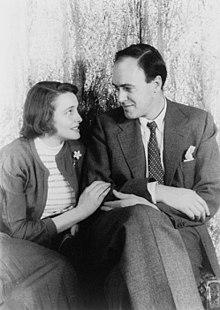 https://upload.wikimedia.org/wikipedia/commons/thumb/7/71/Patricia_Neal_und_Roald_Dahl.jpg/220px-Patricia_Neal_und_Roald_Dahl.jpg