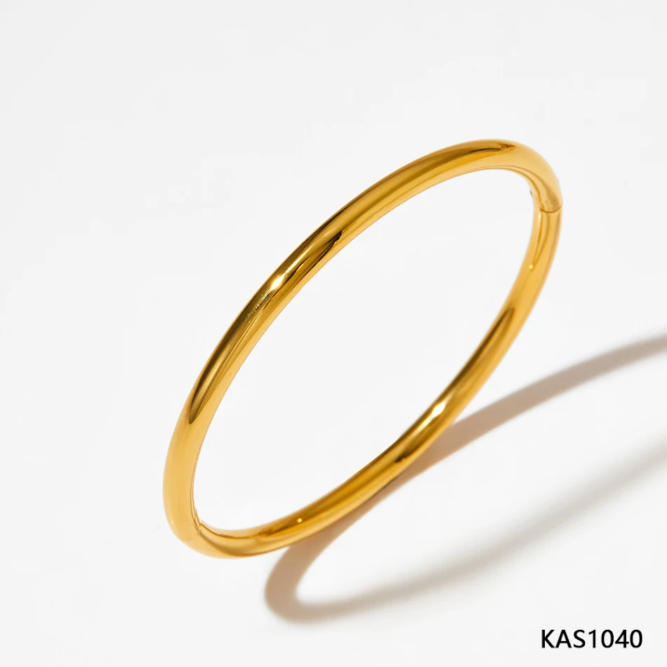 Brazalete de acero inoxidable con baño electrochapado, estilo sencillo, duradero y elegante para uso diario y ocasiones especiales.