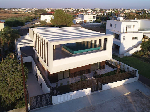 House with pool and garden 1