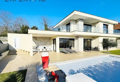 Villa with pool and terrace 13