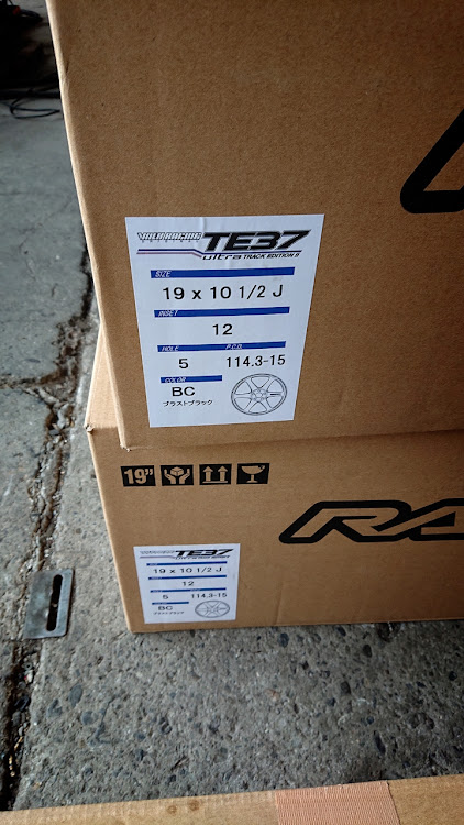 スカイライン GT-RのスカイラインGT-R・レイズ・te37ウルトラトラックエディション2・19インチ・GT-Rに関するカスタム事例の投稿画像6枚目