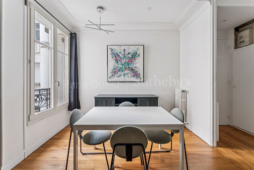 Modern dining room with abstract painting - Buy this luxury property in Paris 16ème, 3 rooms, 2 bedrooms