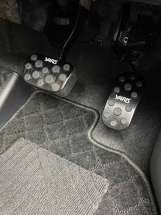 ヤリスのYARIS・ヤリス HYBRID Z・アルミペダルカバー・さりげないオシャレ♪に関するカスタム事例の投稿画像1枚目