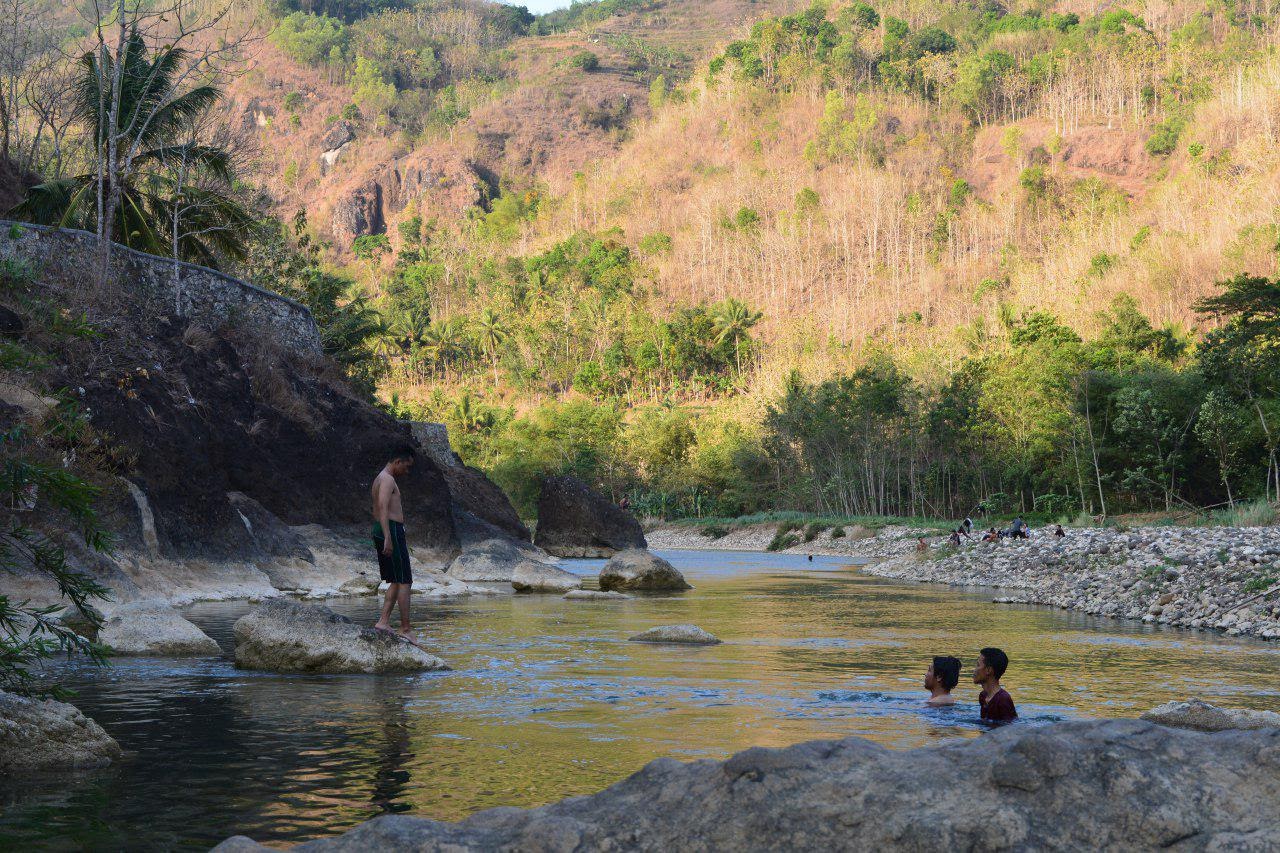 Sudah tidak tahan, akhirnya bermain air di sungai opak