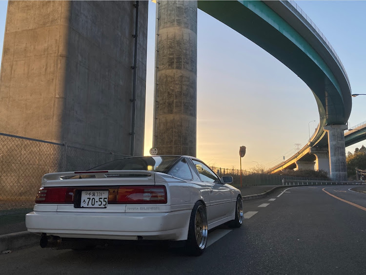 スープラの駐車枠ぴったり選手権・70スープラ・冬の空と愛車に関するカスタム事例の投稿画像2枚目