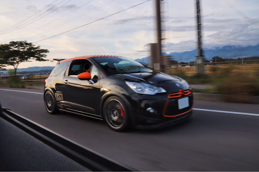 DS3の右斜め前写真展・意外と左斜め前ばっかりに関するカスタム事例｜車のカスタム情報はCARTUNE