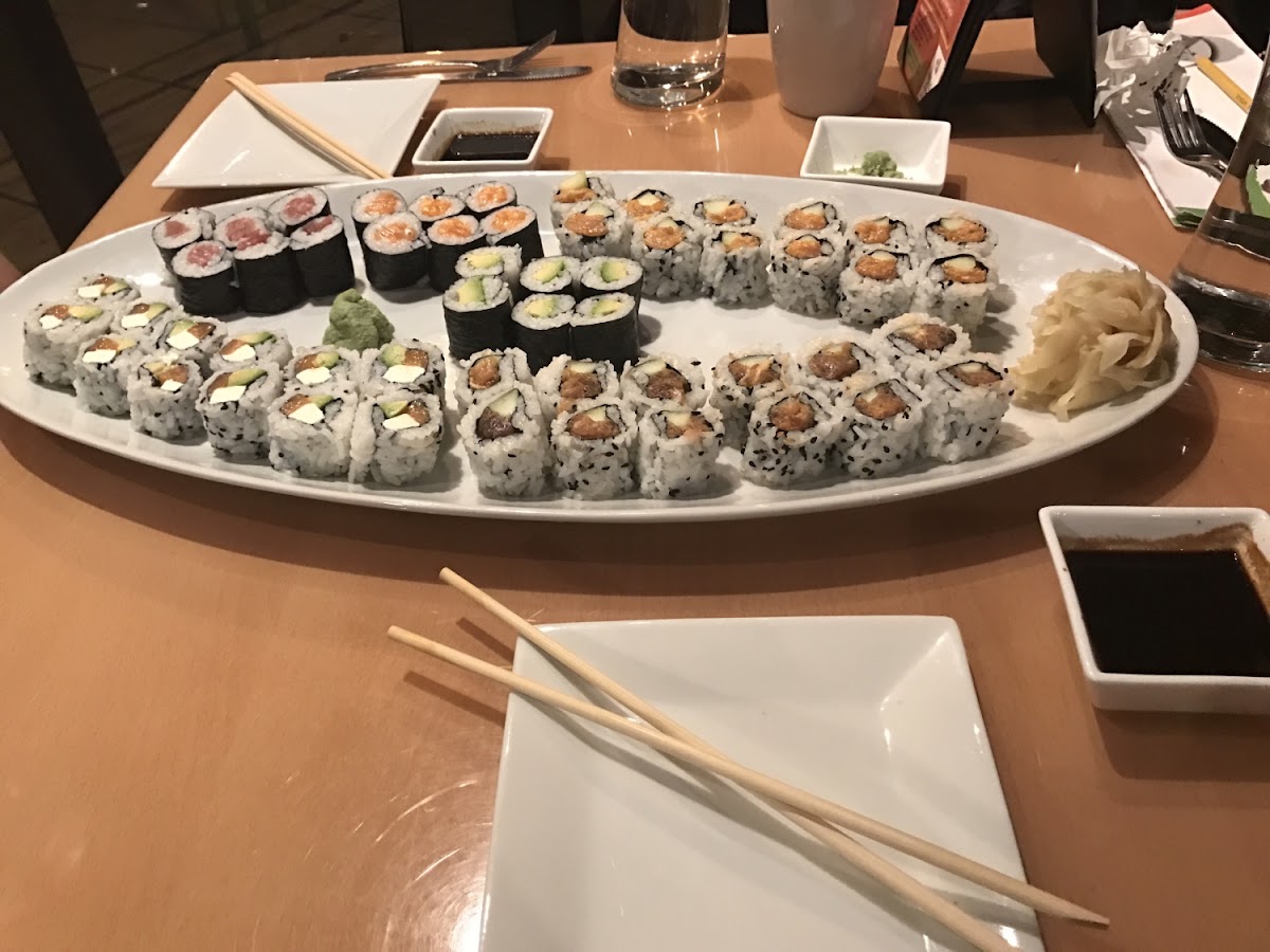 Starting top right : Tuna, Salmon , Spicy Salmon. 
Bottom right: Philadelphia, Spicy Tuna 
Center : Avocado