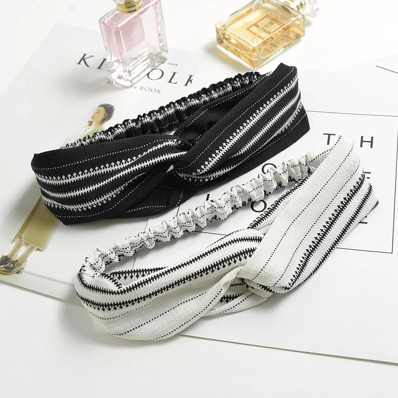 Bandeau bohème élastique croisé en mousseline pour femmes, idéal pour des coiffures élégantes et confortables, accessoire tendance pour toutes occasions.
