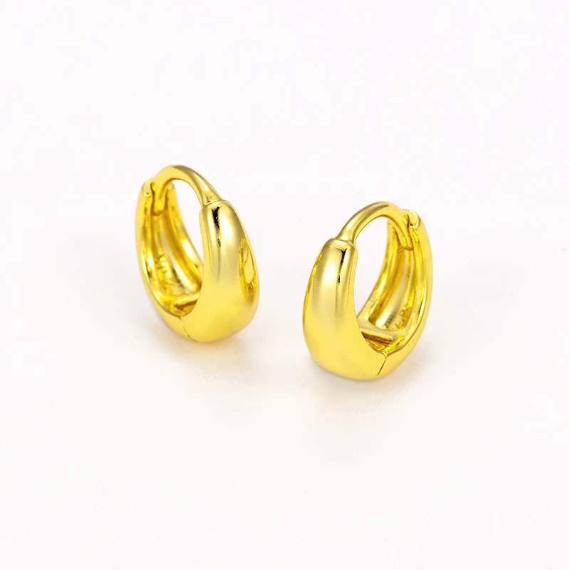 Créoles dorées pour femmes, des boucles d'oreilles élégantes et intemporelles. Parfaites pour un usage quotidien ou une soirée, ajoutez de l'éclat à votre look.