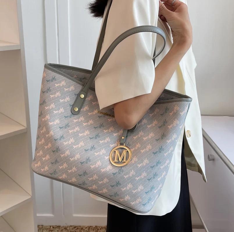 Sac fourre-tout d'épaule pour femmes, grande capacité. Le sac idéal pour transporter tous vos essentiels avec style et confort au quotidien.