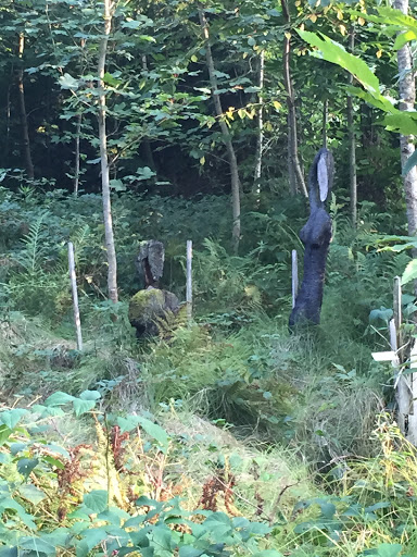 Statuen-Versammlung im Wald