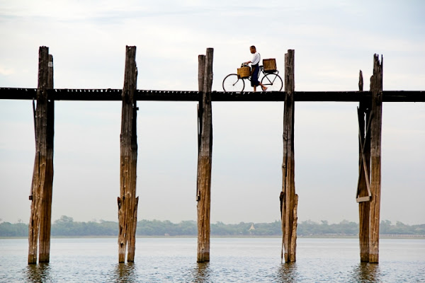 On the bridge by bicycle di Simona Ranieri