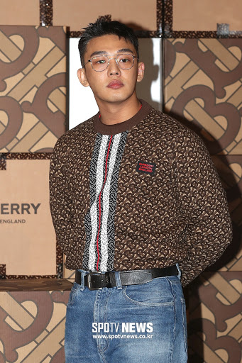 yoo ah in gong hyo jin burberry 1