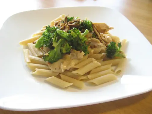 Chicken Pasta In White Sauce