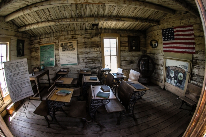 A scuola sui banchi di legno di domenicolobinaphoto